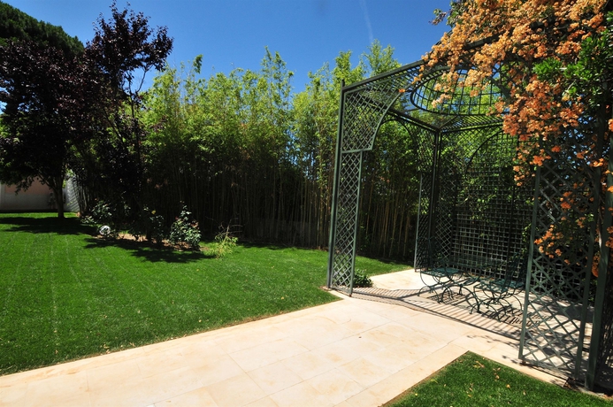 Imagen de los exteriores del Hostal The Charm Of Cascais. Foto 9