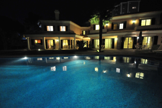 Imagen de la piscina del Hostal The Charm Of Cascais. Foto 13