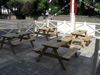 Imagen de los exteriores del Hostal The Compasses. Foto 12