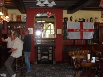 Imagen del bar/restaurante del Hostal The Compasses. Foto 5