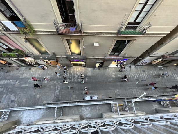 Imagen de los exteriores del Hostal The Mo House Gotic. Foto 11