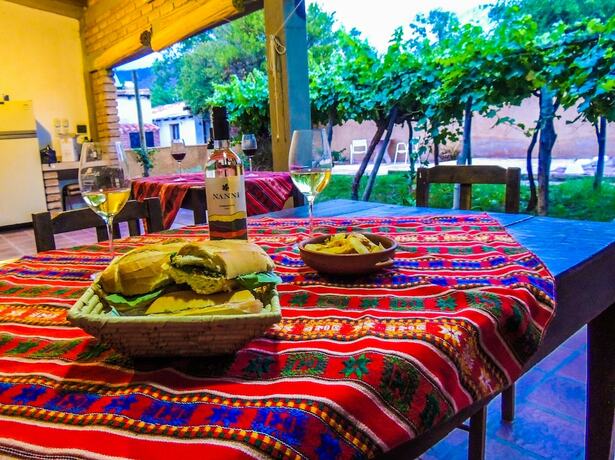 Imagen del bar/restaurante del Hostal Tierra De Vinos, Cafayate. Foto 21