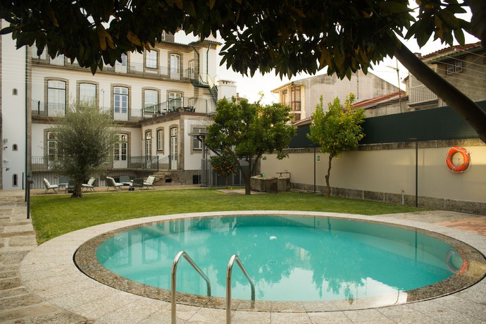 Imagen de la piscina del Hostal Torel Royal Court. Foto 19