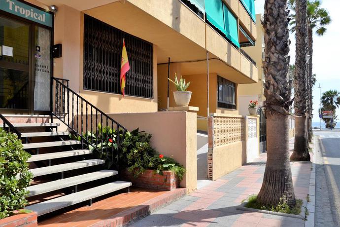 Imagen de los exteriores del Hostal Tropical, Almu&ntilde;&eacute;car. Foto 8