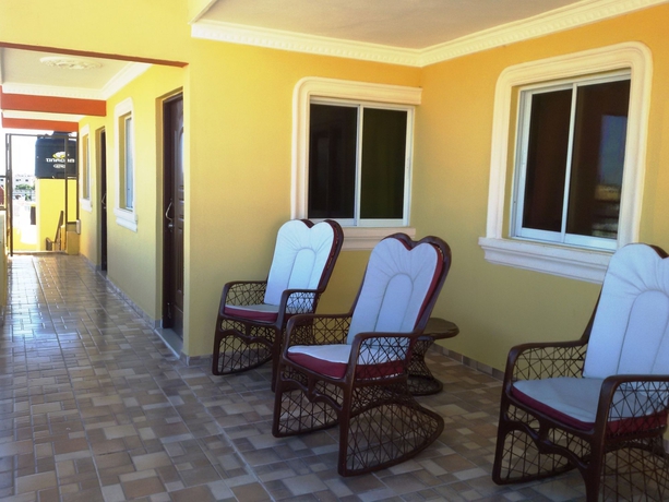 Imagen de los exteriores del Hostal Tropical Island. Foto 13