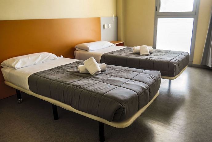 Imagen de la habitación del Hostal Twentytu Hostel Barcelona. Foto 7