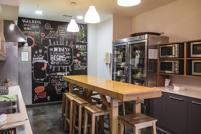 Imagen del bar/restaurante del Hostal Twentytu Hostel Barcelona. Foto 4