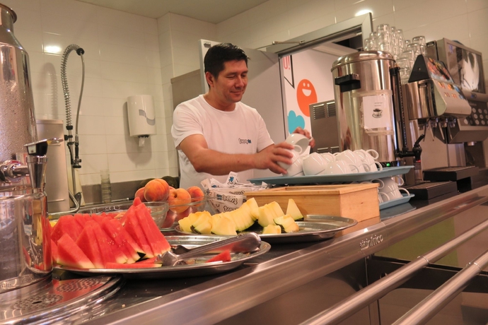 Imagen del bar/restaurante del Hostal Twentytu Hostel Barcelona. Foto 5