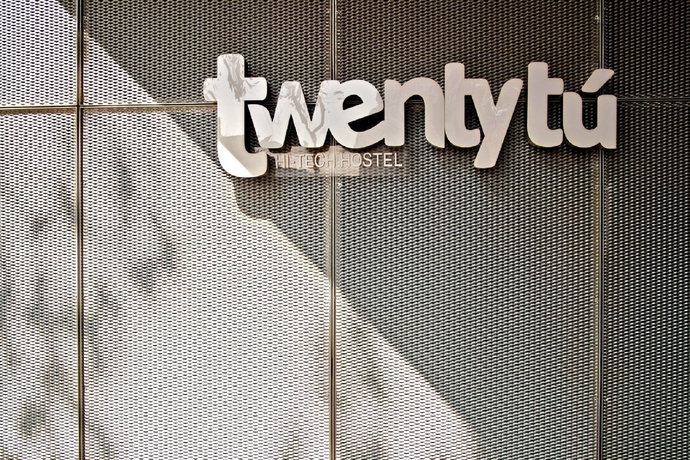 Imagen general del Hostal Twentytu Hostel Barcelona. Foto 3