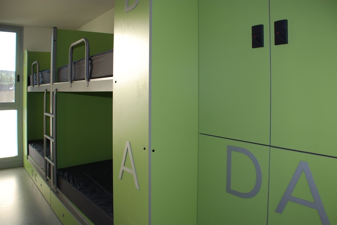 Imagen de la habitación del Hostal Twentytu Hostel Barcelona. Foto 11