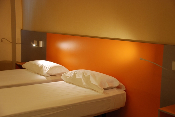 Imagen de la habitación del Hostal Twentytu Hostel Barcelona. Foto 12