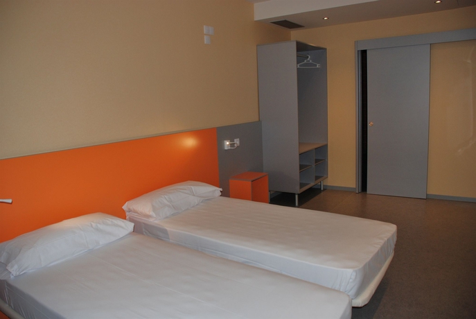 Imagen de la habitación del Hostal Twentytu Hostel Barcelona. Foto 13