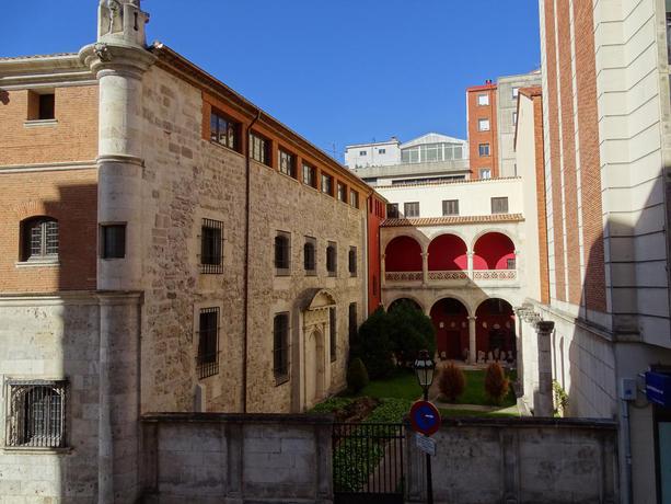 Imagen de los exteriores del Hostal Urban Burgos. Foto 7