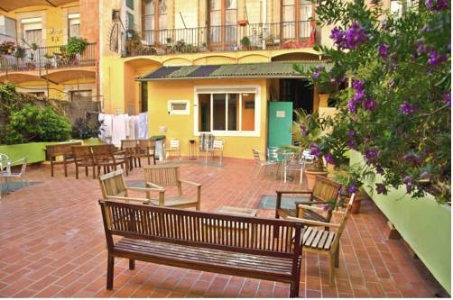 Imagen de los interiores del Hostal V Downtown. Foto 16
