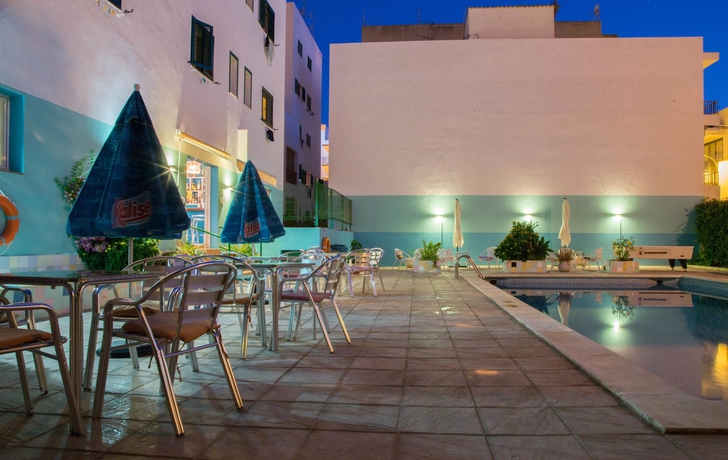 Imagen de la piscina del Hostal Valencia, San Antonio [Centro]. Foto 18