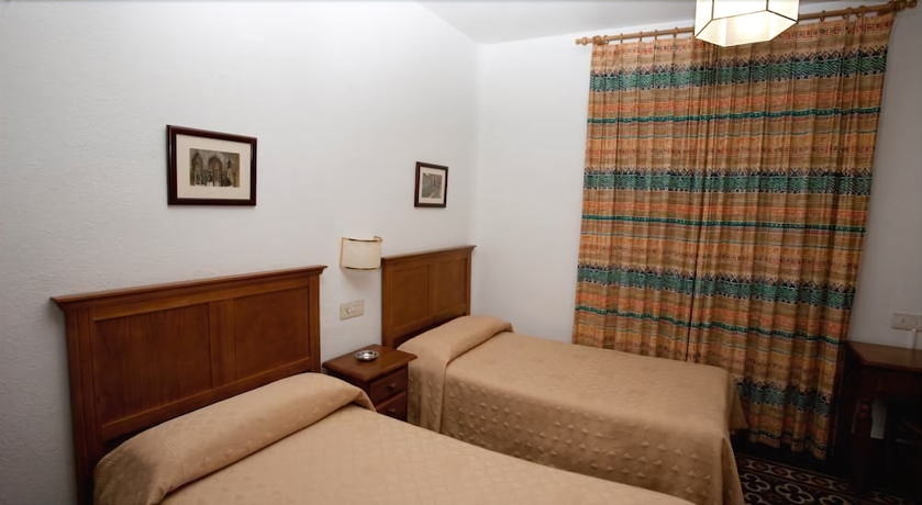 Imagen de la habitación del Hostal Verónica, Granada. Foto 13