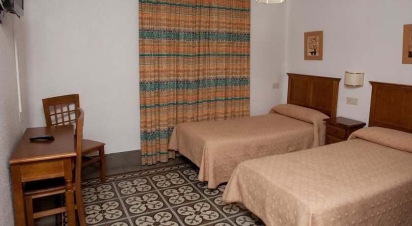 Imagen de la habitación del Hostal Verónica, Granada. Foto 15