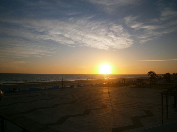 Imagen de los exteriores del Hostal Victoria, Matalascañas. Foto 8