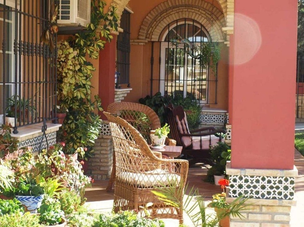 Imagen de los exteriores del Hostal Victoria, Matalascañas. Foto 9