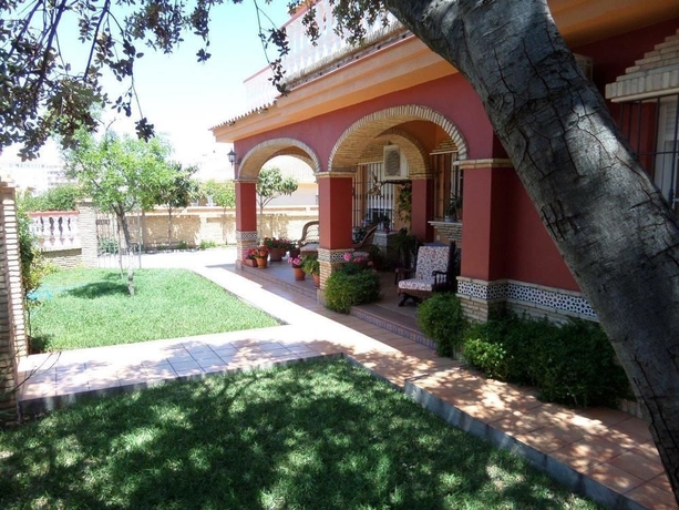 Imagen de los exteriores del Hostal Victoria, Matalascañas. Foto 11