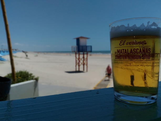 Imagen de los exteriores del Hostal Victoria, Matalascañas. Foto 12