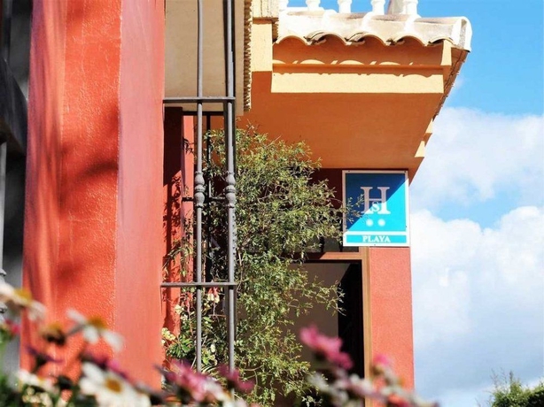 Imagen de los exteriores del Hostal Victoria, Matalascañas. Foto 13