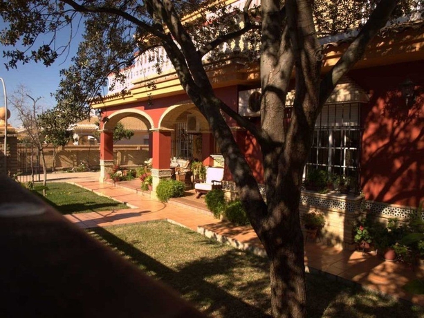 Imagen de los exteriores del Hostal Victoria, Matalascañas. Foto 14