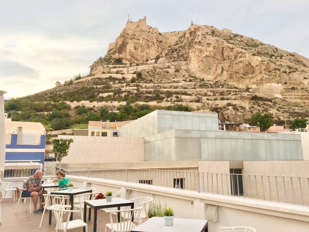 Imagen del bar/restaurante del Hostal Vil5 By Be Alicante. Foto 6