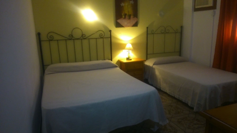 Imagen de la habitación del Hostal Virgen Del Rocio. Foto 7