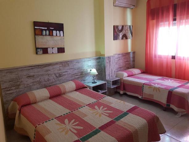Imagen de la habitación del Hostal Virgen Del Rocio. Foto 5