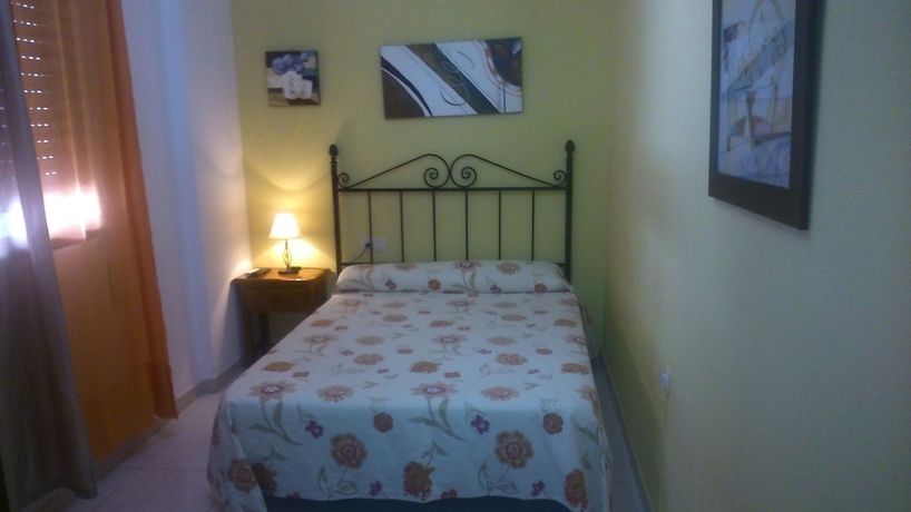 Imagen de la habitación del Hostal Virgen Del Rocio. Foto 11