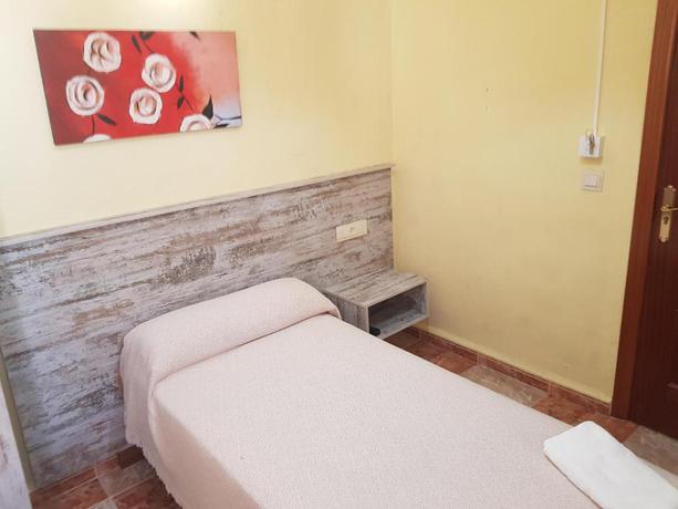 Imagen de la habitación del Hostal Virgen Del Rocio. Foto 8