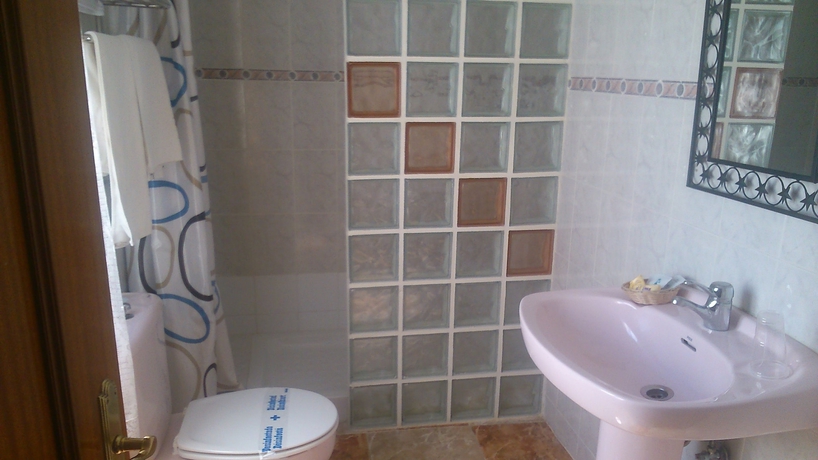 Imagen de la habitación del Hostal Virgen Del Rocio. Foto 15