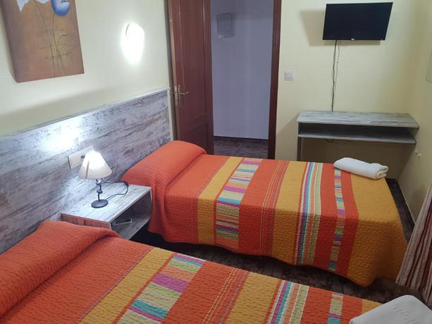 Imagen de la habitación del Hostal Virgen Del Rocio. Foto 11