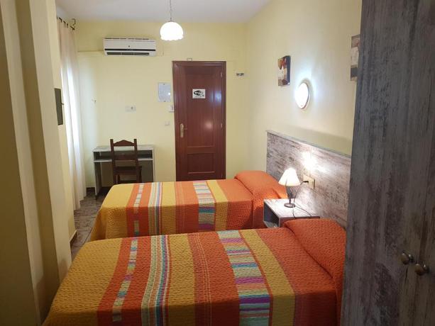 Imagen de la habitación del Hostal Virgen Del Rocio. Foto 12