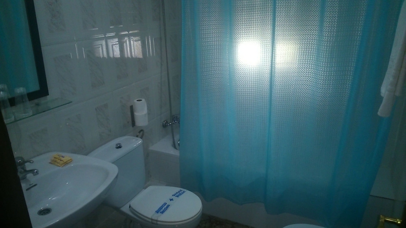 Imagen de la habitación del Hostal Virgen Del Rocio. Foto 17