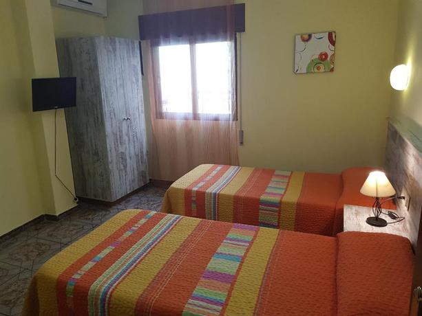 Imagen de la habitación del Hostal Virgen Del Rocio. Foto 13