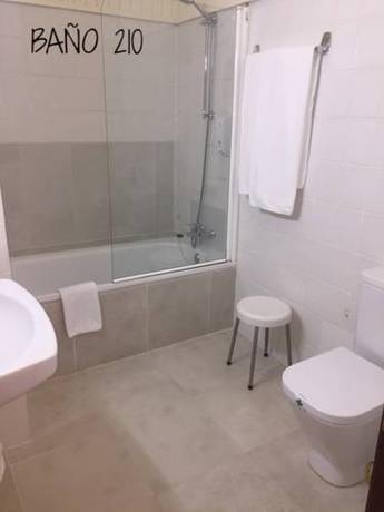 Imagen de la habitación del Hostal Vista Alegre, Castro Urdiales. Foto 1