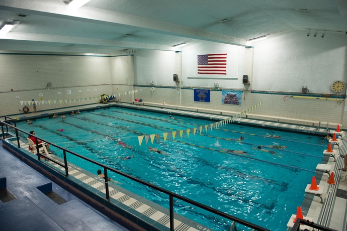 Imagen de la piscina del Hostal YMCA FLUSHING. Foto 16