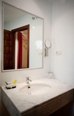 Imagen general del Hostal Yit Puerta Bisagra. Foto 14