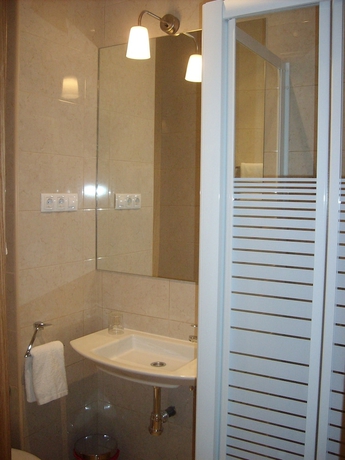 Imagen de la habitación del Hostal Zabala, Centro de Madrid. Foto 13