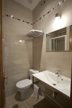 Imagen de la habitación del Hostal Zabala, Centro de Madrid. Foto 15