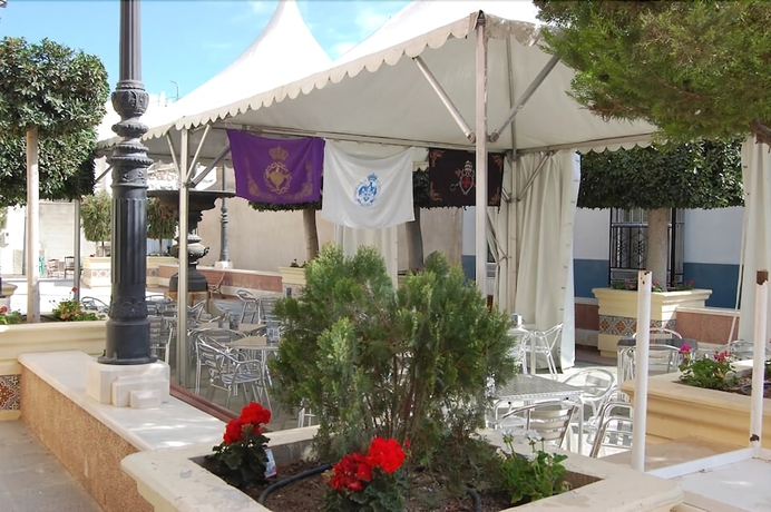 Imagen de los exteriores del Hostal Zurich, Hu&eacute;rcal-Overa. Foto 17