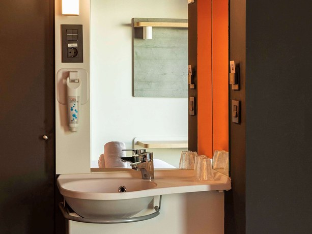 Imagen de la habitación del Hostal ibis budget Bilbao City. Foto 9