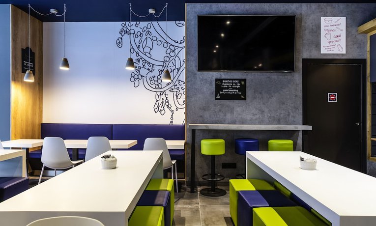 Imagen de los interiores del Hostal ibis budget Bilbao City. Foto 19