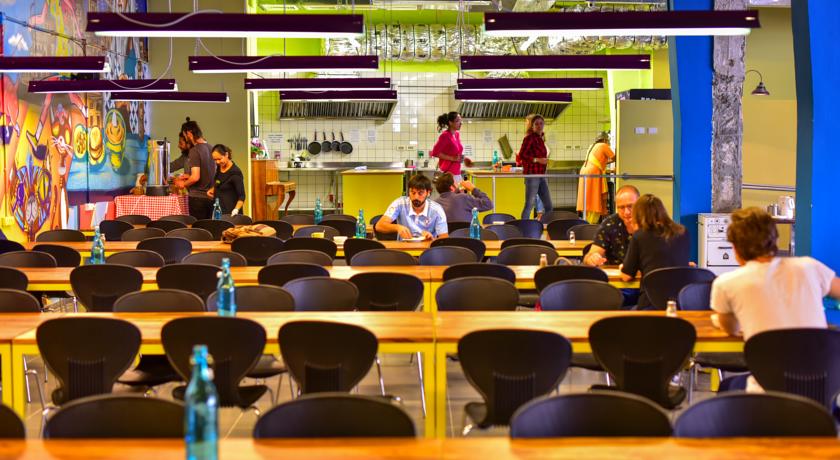 Imagen del bar/restaurante del Hostel Abraham Tel Aviv. Foto 2