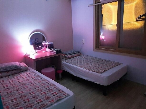 Imagen de la habitación del Hostel Across The Street Guesthouse -. Foto 8
