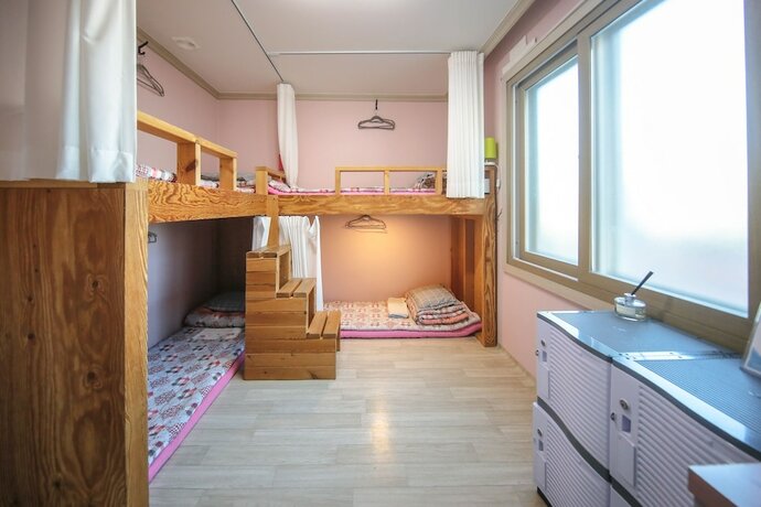 Imagen de la habitación del Hostel Across The Street Guesthouse -. Foto 12