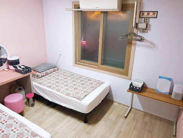 Imagen de la habitación del Hostel Across The Street Guesthouse -. Foto 13