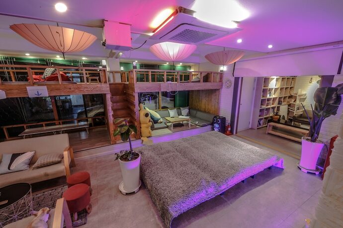 Imagen de los interiores del Hostel Across The Street Guesthouse -. Foto 16